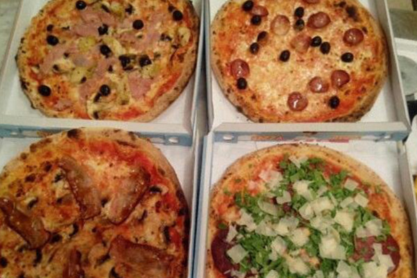 Pizze pronte per la consegna della Pizzeria Fussy